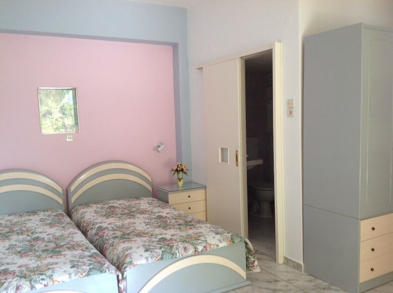 Hotel Travlos Studios