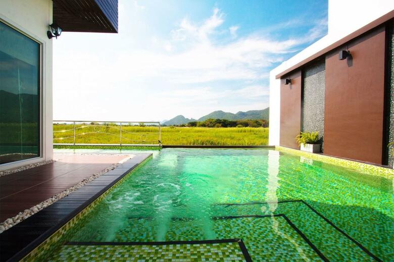 Hotel The Vista Pool Villa