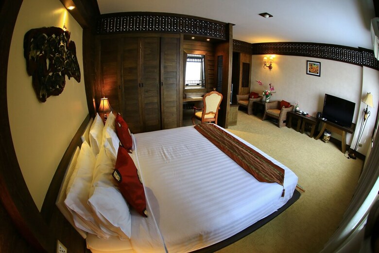 Ruean Phae Royal Park Hotel