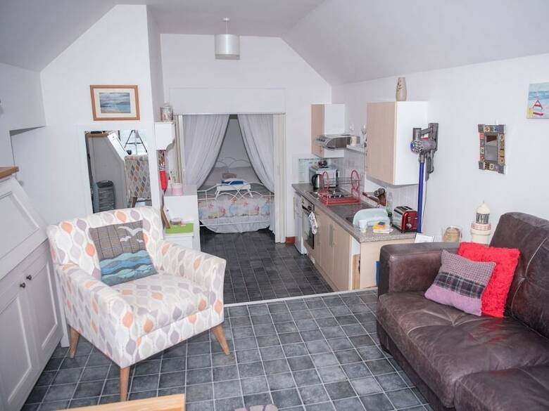 Pew With A View - Pet Friendly Seafront Cottage, Secure Shorefront Garden