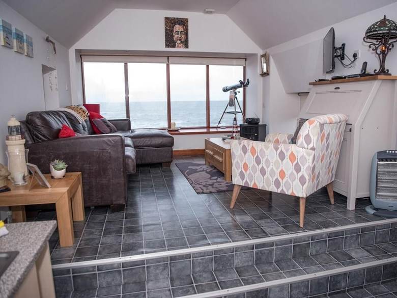 Pew With A View - Pet Friendly Seafront Cottage, Secure Shorefront Garden
