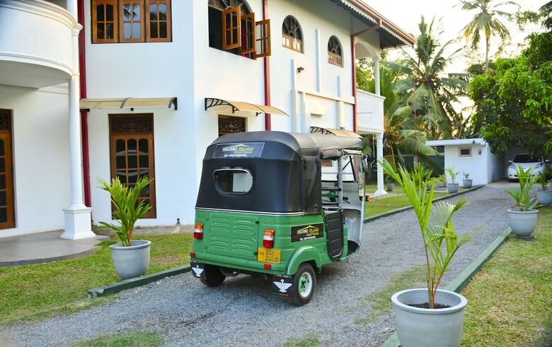 Hotel Negombo Village
