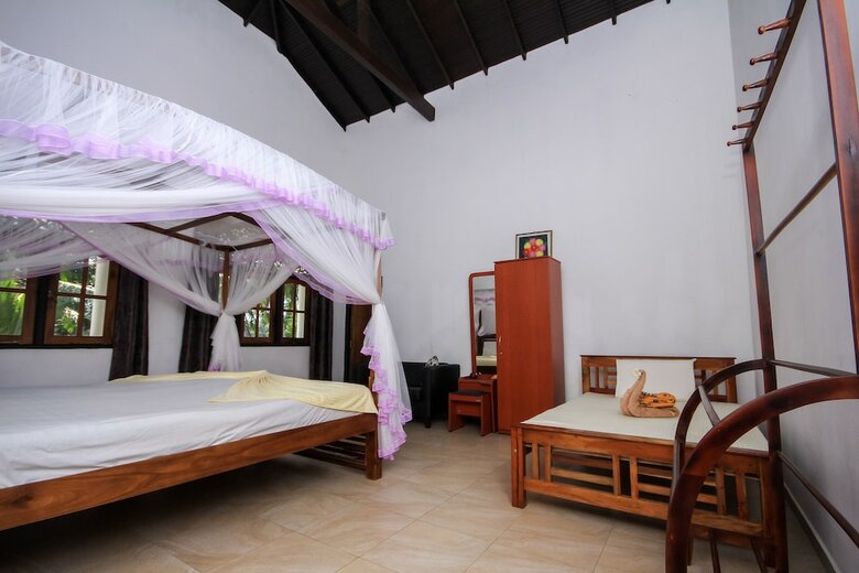 Hotel Negombo Village