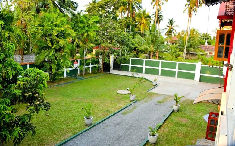 Hotel Negombo Village