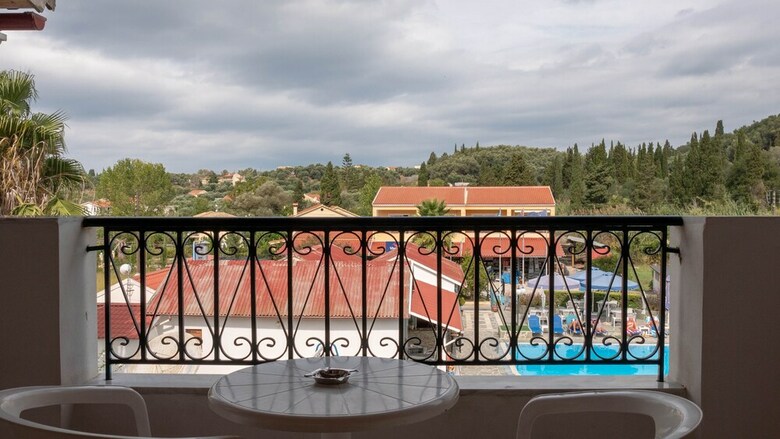 Apartamentos Tria Adelphia