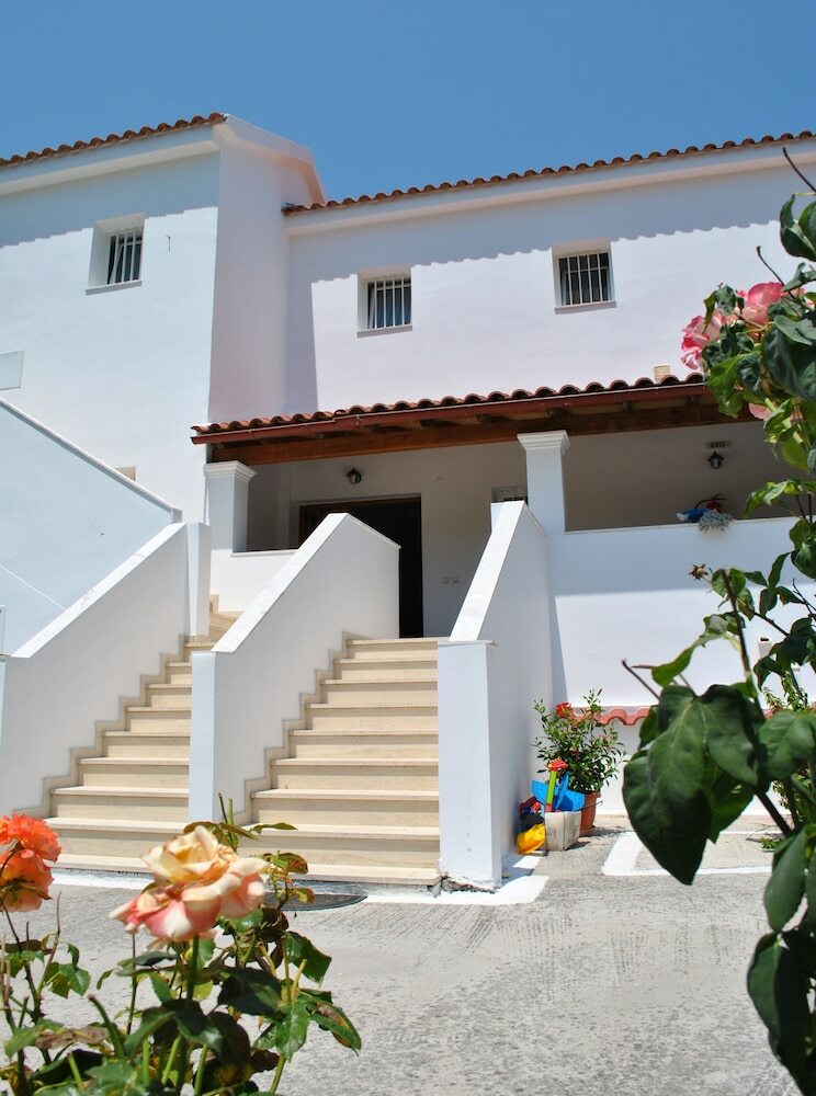 Apartamentos Tria Adelphia