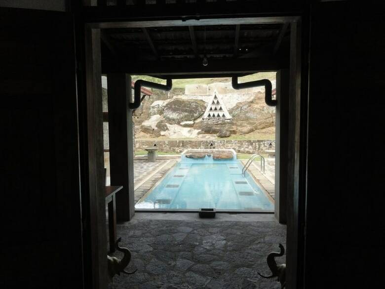 Hotel Serendip Stone Bungalow