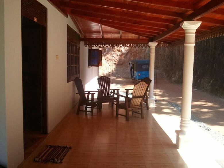 Hotel Damith Tourist Inn