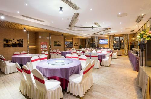 Chengdu Panda Prince Culture Hotel