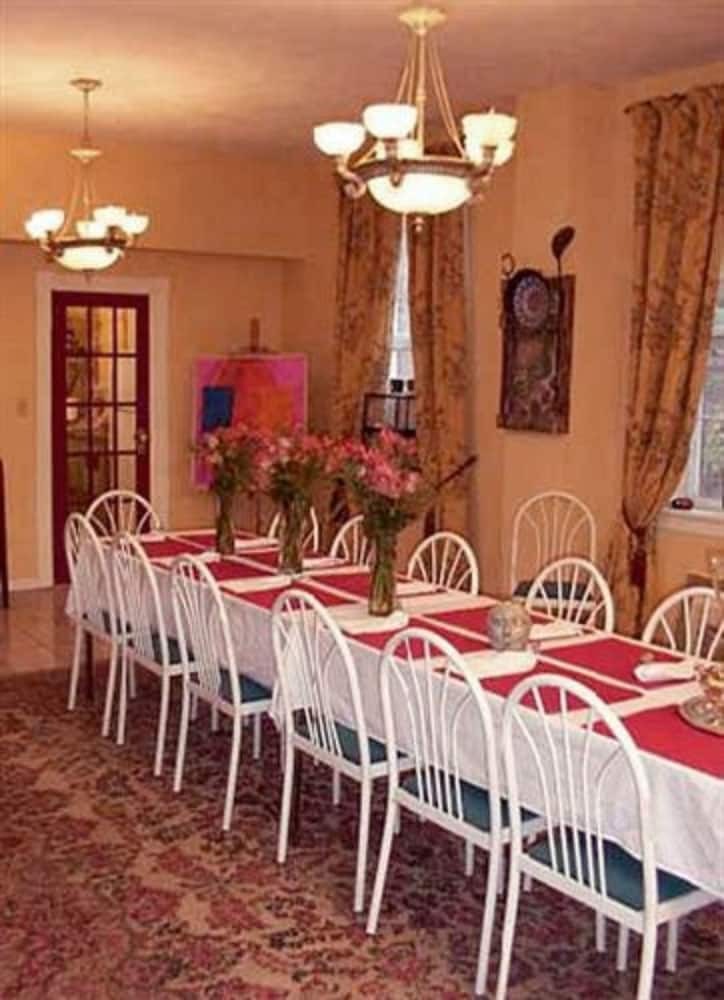 Bed & Breakfast Elkhorn Inn & Theatre