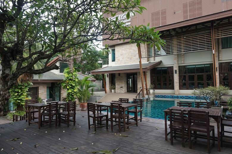 Narakul Resort Hotel