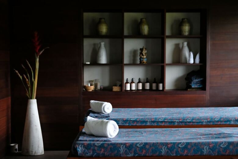 Hotel Suarapura Resort & Spa