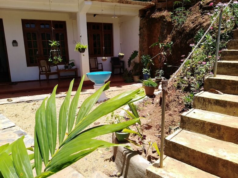Welikande Hotel And Trekking Center