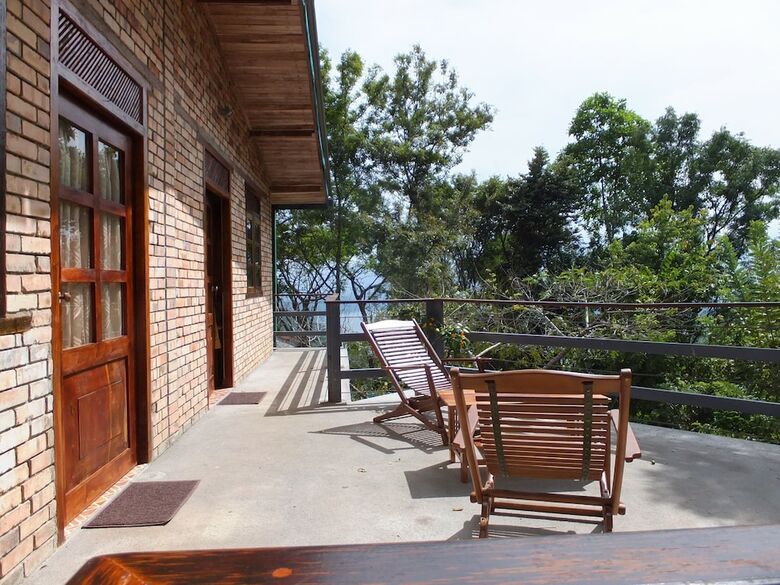 Welikande Hotel And Trekking Center