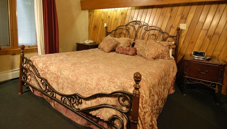 Bed & Breakfast Wrens Nest Village Inn