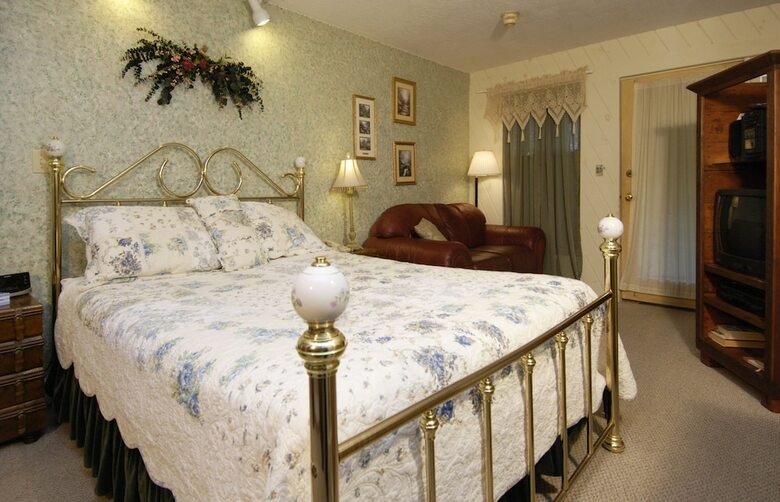 Bed & Breakfast Wrens Nest Village Inn