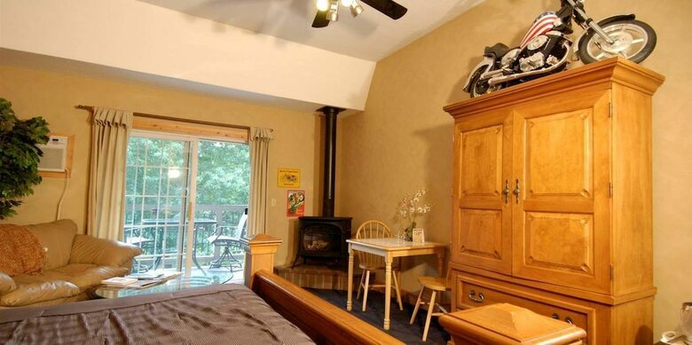 Bed & Breakfast Wrens Nest Village Inn