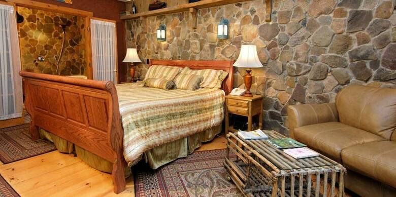 Bed & Breakfast Wrens Nest Village Inn