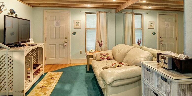 Bed & Breakfast Wrens Nest Village Inn