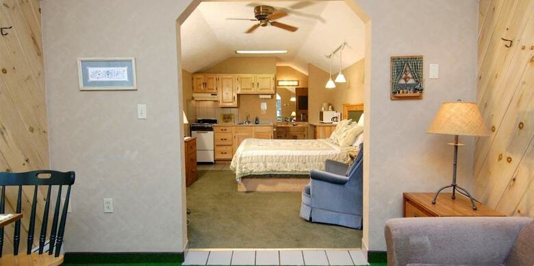 Bed & Breakfast Wrens Nest Village Inn