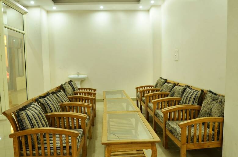 Hotel Oyo 7372 Platinum Inn