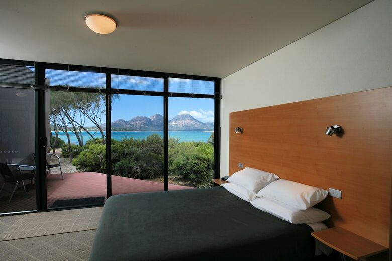 Hotel Edge Of The Bay Resort