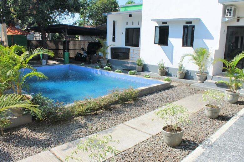 Hotel Yuliana Homestay