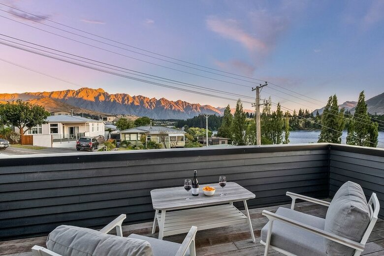 Lakeside Luxury On Suburb Street