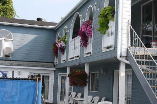 Kingsbridge Inn / Bon-air Motel