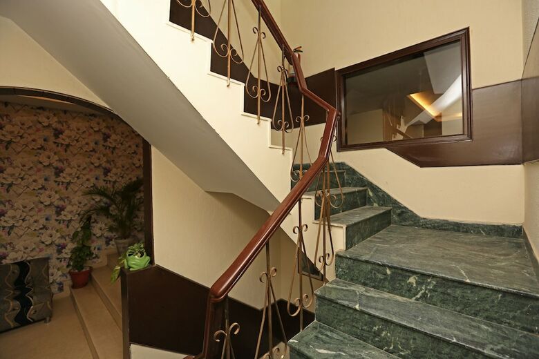 Oyo 8535 Hotel Mayarch