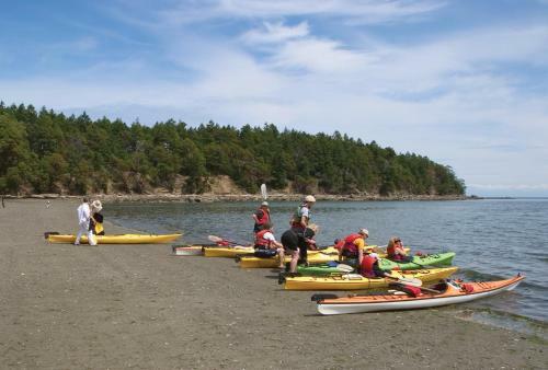 Hotel Mayne Island Resort