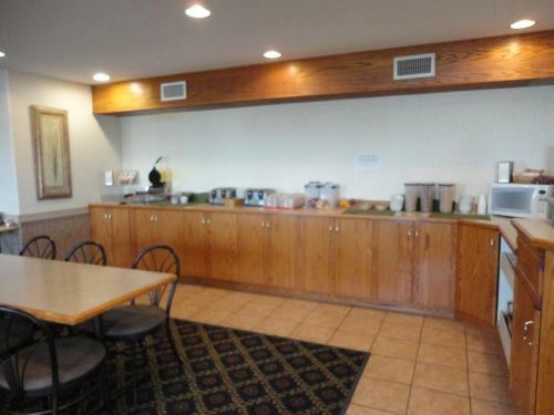 Hotel Perfect Inns & Suites