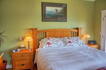 Birds Of A Feather Victoria Oceanfront Bed & Breakfast