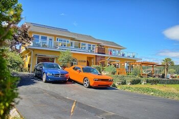 Birds Of A Feather Victoria Oceanfront Bed & Breakfast