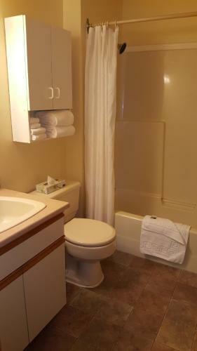 Hotel The Cedarwood Inn & Suites