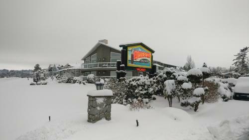 Hotel The Cedarwood Inn & Suites