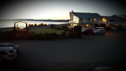 Hotel The Cedarwood Inn & Suites