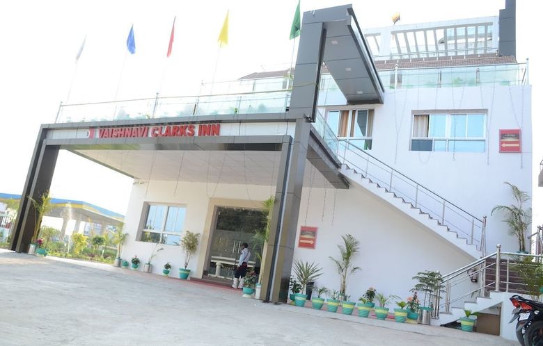 Hotel Vaishnavi Clarks Inn Buxar