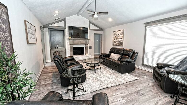 15206 Ridingwood Dr.