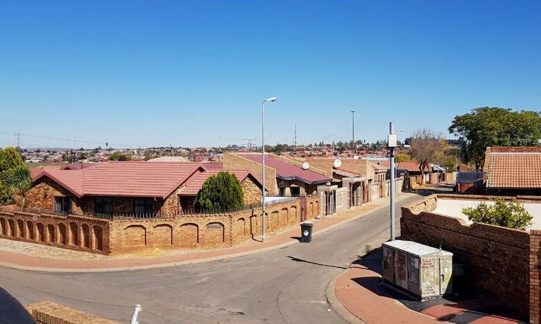 Hotel Ekuthuleni Guest House - Soweto