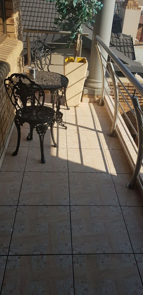 Hotel Ekuthuleni Guest House - Soweto