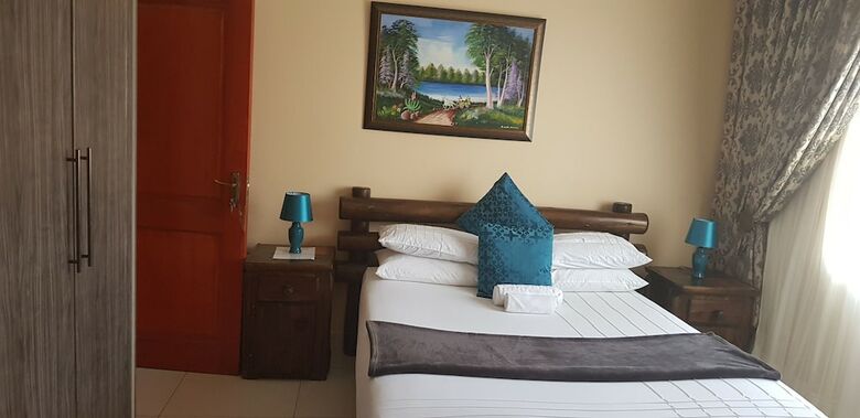 Hotel Ekuthuleni Guest House - Soweto