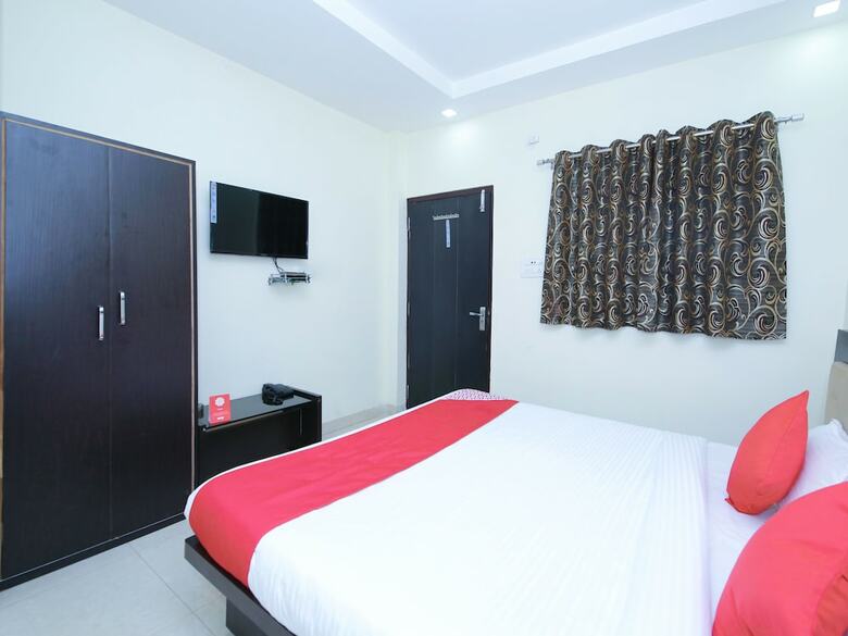 Oyo 12407 Hotel Shri Radha Isbt