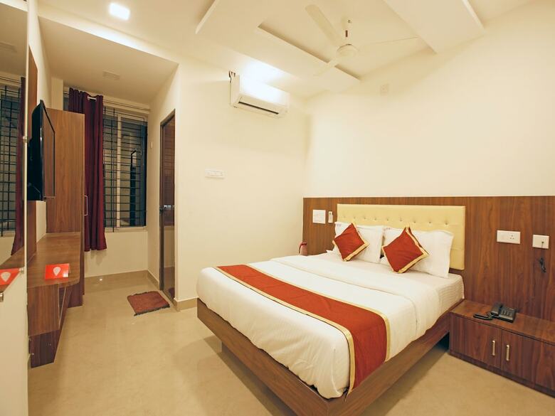 Hotel Oyo 12974 Ak International