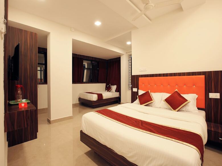 Hotel Oyo 12974 Ak International