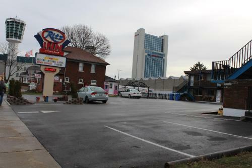 Motel Ritz Inn Niagara & Wedding Chapel