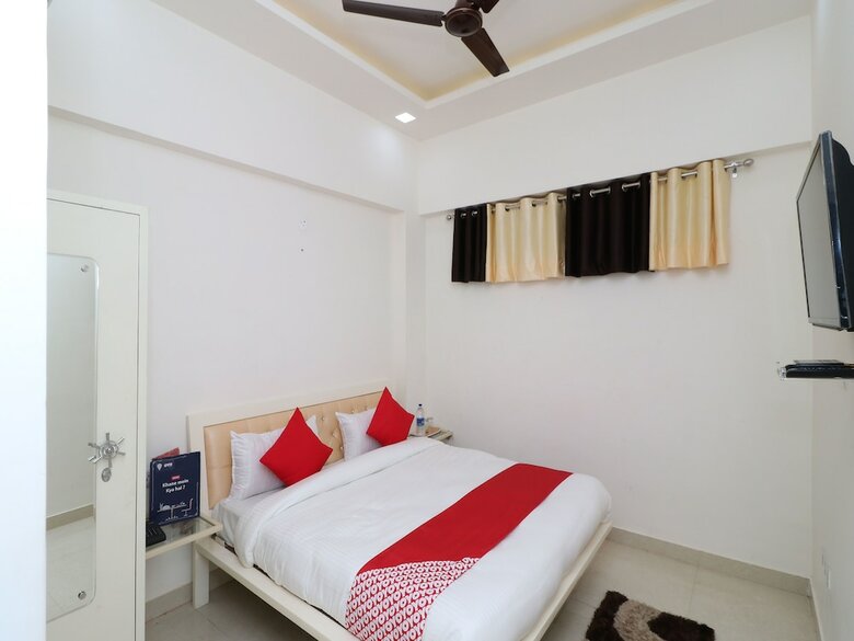 Oyo 13406 Hotel Golden Leaf