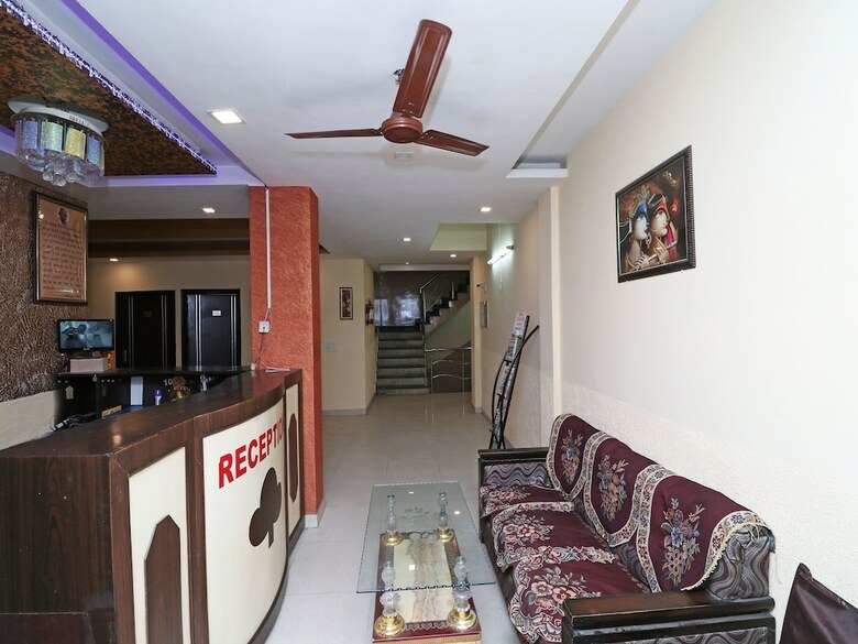 Hotel Oyo 12742 Vasundhra Heights