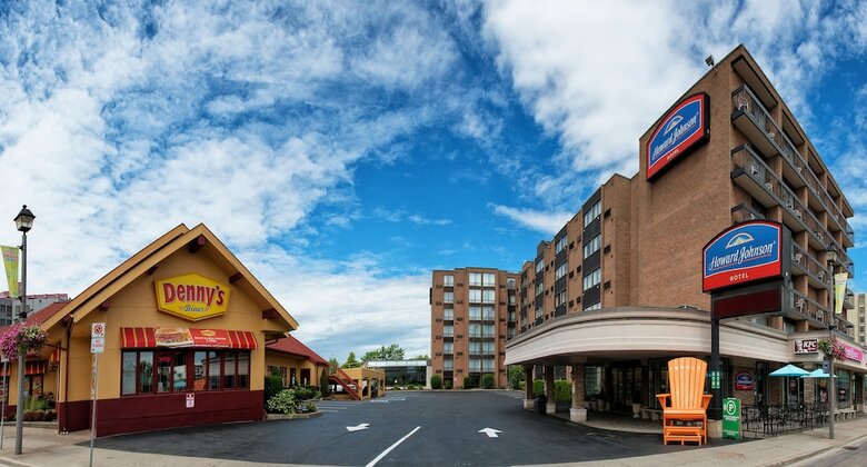 Howard Johnson Hotel By The Falls