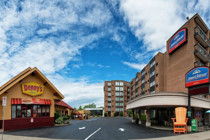 Howard Johnson Hotel By The Falls